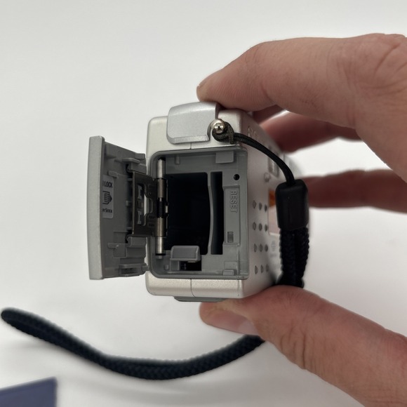 Sony Cyber-shot DSC-P5 Digital Camera Compact Tested Functional W/ Memory Card - Picture 6 of 12